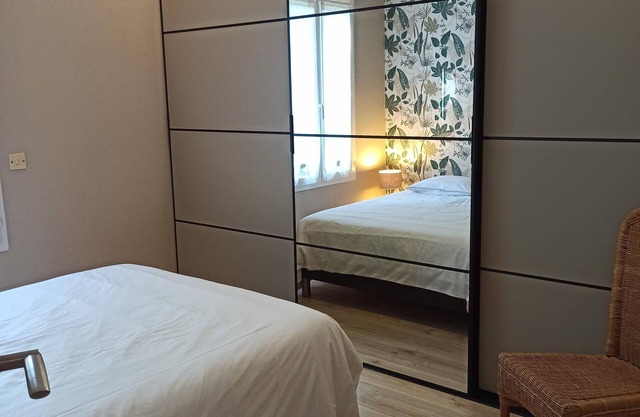 5 minutes from the old port of La Rochelle, apartment with private park and swimming pool