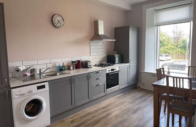 5 minutes from Loch Lomond. Newly Renovated 1 Bed Ground Floor Flat.