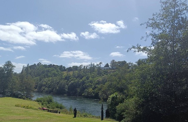 5 Minutes from Mystery Creek and Hamilton Airport.