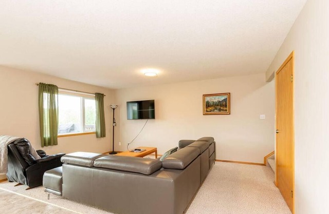 5 minutes from Waterton - sleeps 16 - WCV Unit A&B