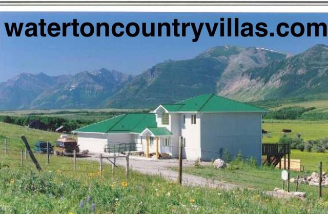5 minutes from Waterton - sleeps 16 - WCV Unit C