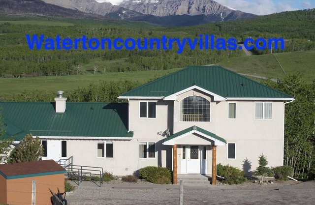 5 minutes from Waterton - sleeps 10 - WCV Unit A