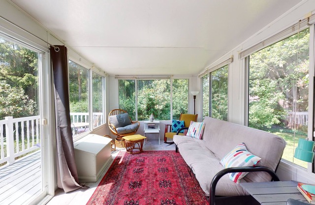 5 Minutes North of Grand Bend! Bright open space. Golfing nextdoor & wineries!