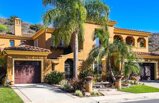 5 minutes to beach. Luxury estate with private pool, hot tub, firepit & privacy