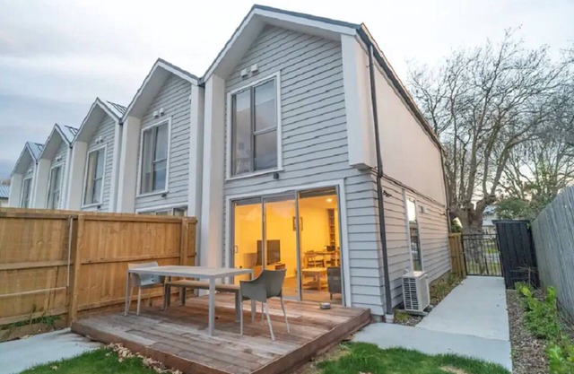 5 minutes to CBD , Parking, Kid and Pet Friendly