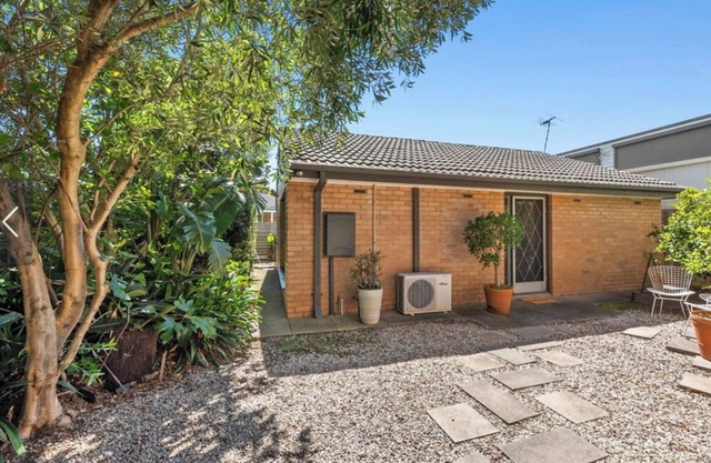 5 minutes to central Mornington shops. Private house with a chill vibe.