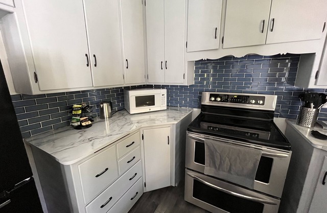 5 minutes to Lake! Close to bike trails! Comfy 3 bedroom