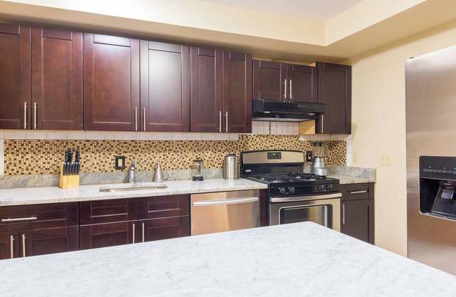 5 minutes to NYC! 6 Bedrooms! 3 Bathrooms! Amazing Location!!!!