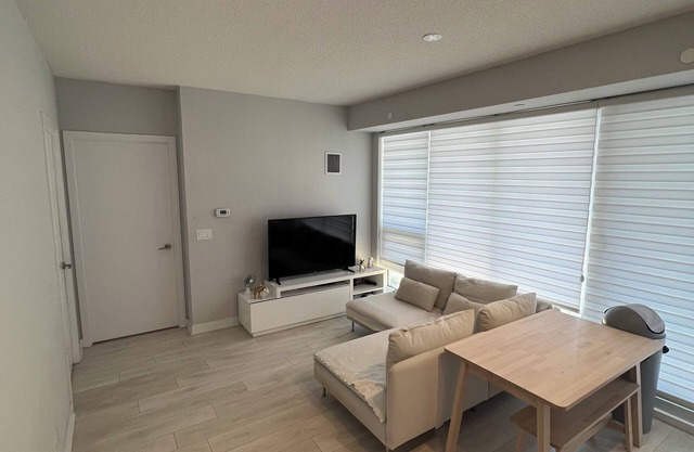 5 minutes to the Downtown Family-sized condo Restaurants and Bars.