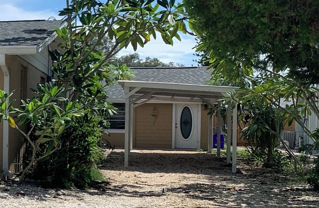 5 minutes to the Englewood Beach!