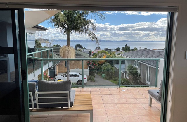 5 minutes to the beach.Large sunny beach house. Pet friendly