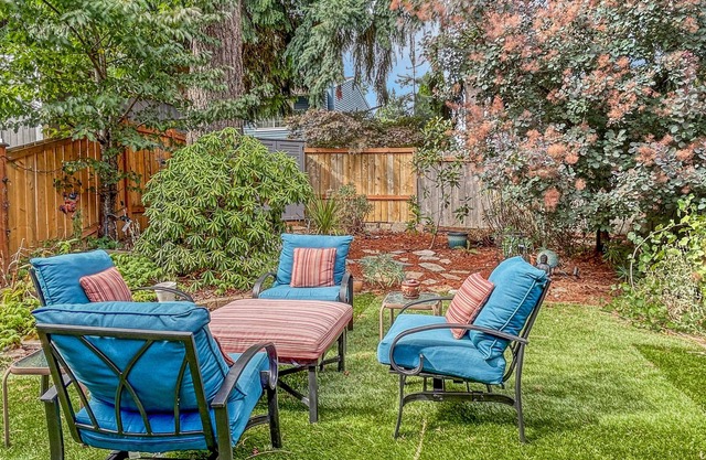 5 minutes to the Woodinville Wine district & Totem lake Village , 2 Queen Beds