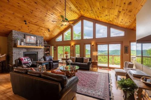 5 O'Clock-App Ski Mountain hot tub pool table