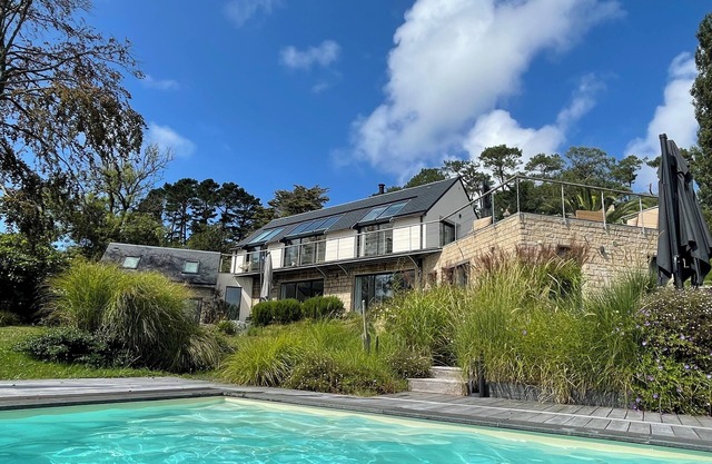 5* property, pool, spa, panoramic view over bay, very close to beach