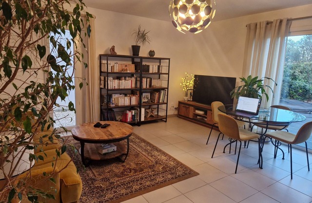 5-room house with jacuzzi in Nîmes