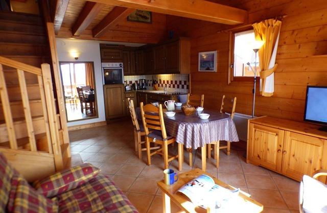 5-Room Ski-In/Out Apartment with Parking - Sleeps 9 - Near Les Saisies