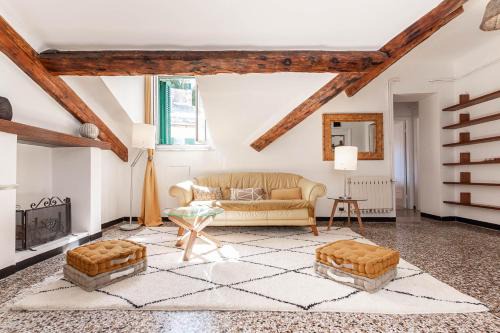 5-Sleeps in Elegant Attic in the Historic Center of Genoa