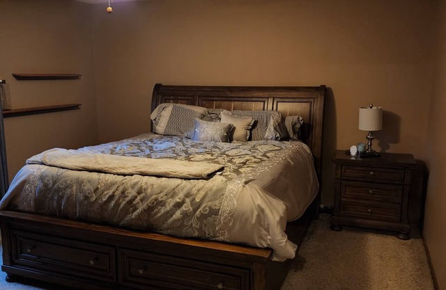 5-Star 3 bedroom home with heated pool and hot tub! 10 minutes away from MSU