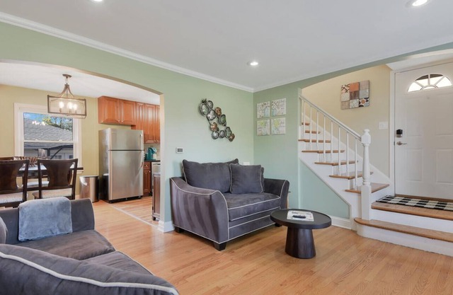 5 Star Cozy Entire Furnished Monthly Home with 2 car garage