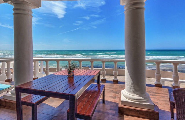 Casa de 5 estrellas FRENTE AL MAR. MODERNO, Silencioso, IMPECABLE. Todas las playas de arena, sin rocas.