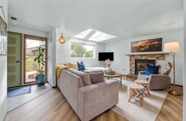 5 Star Location Central to Downtown & Hospitals - Light & Bright Mid-Century Hou