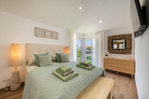 5 star Luxury SevenPines apartment with large balcony and 3 communal pool