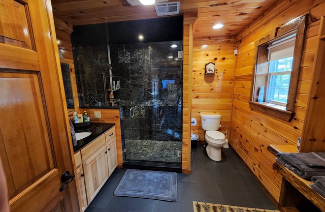 5 Star Maine River Lodge in Wytopitlock with AC, WiFi