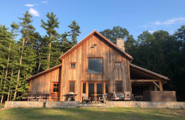 5-Star New Barn Home - Music Studio, Views & Hot Tub