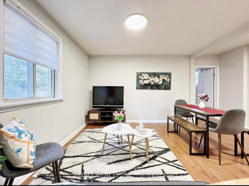 5 STAR ROOM AT BEST LOCATION IN RICHMOND HILL-Walking Plaza, Malls,Train