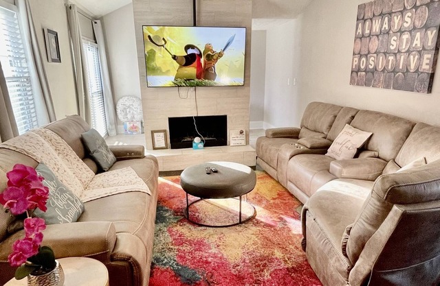 5 star spacious bungalow home sleeps 8. 10 mins to downtown 5 mins from airport