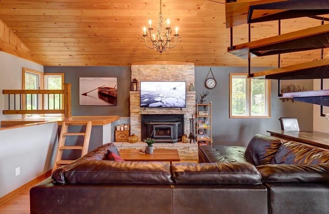 Kawartha Lakes Lakehouse estilo chalet en el río Otonabee