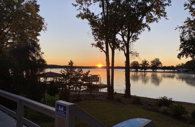 5-Star Scenic Waterfront Lake Murray Getaway