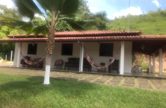 Granja de 5 estrellas con piscina, campo de fútbol, piscina y barbacoa.