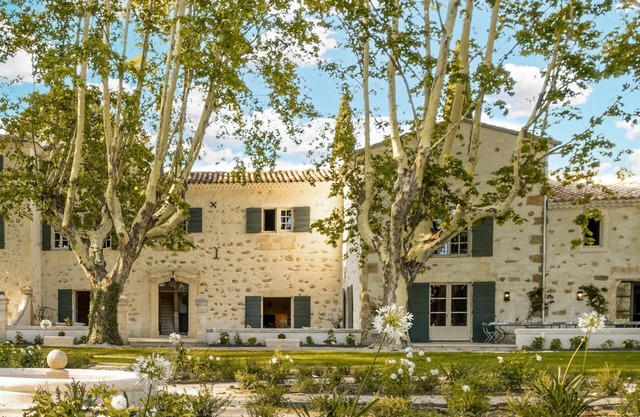 5 to 11BR/ 10BA House w Pool, AC, 30 acres, St Rémy area - fully serviced option