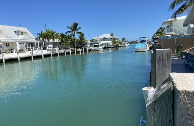 Muelle de 50 'en Vaca Cut, atraque ilimitado profundo y ancho.