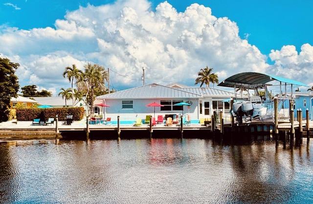 50’ of Dock for your boats. Hot tub, Boatlift, walk 2 restaurants Xtra parking.