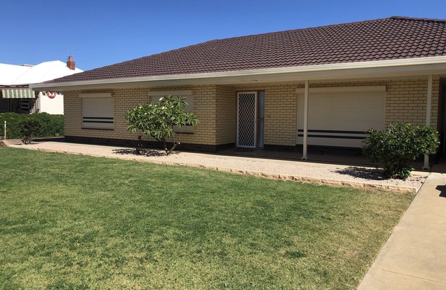 500 metres from Moonta Bay Beach & Jetty. Free wi-fi. Well equipped holiday home