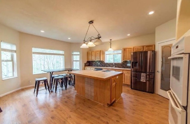 5000sqft W Indoor Hot Tub, Game Room, Views & Private Suite!