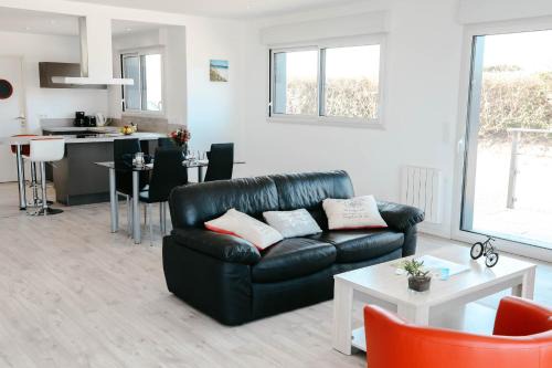 500m de la mer, maison moderne avec jardin pour 4
