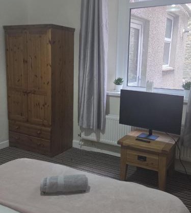 52 - room 2 - smart TV