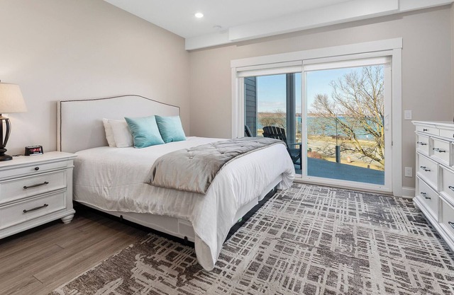 539 Bay St. Lake View Condo Unit 302W