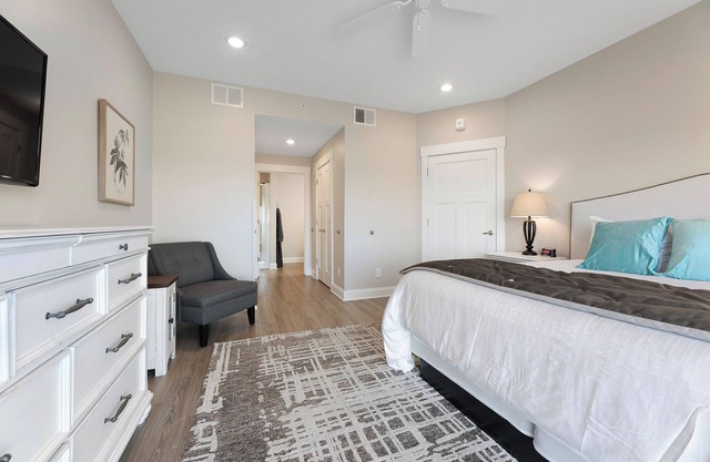539 Bay St. Lake View Condo Unit 402W