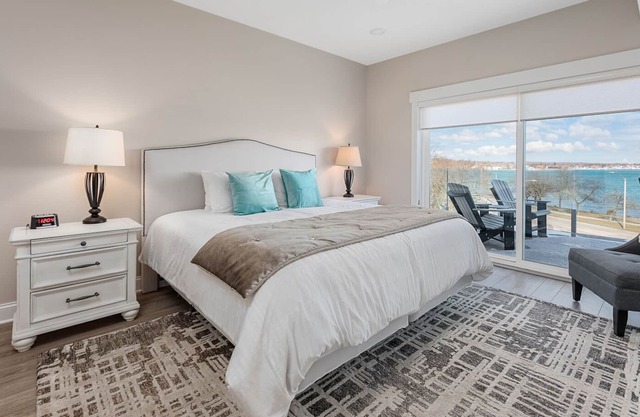 539 Bay St. Lake View Condo Unit 401W