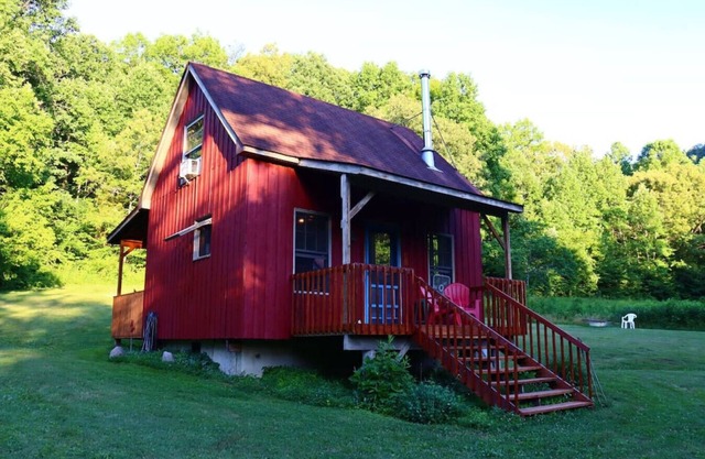Secluded Cabin on Red Haven Farm