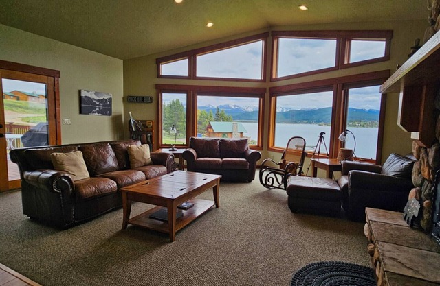 Lakeside Retreat – Hot tub, dock, & more!