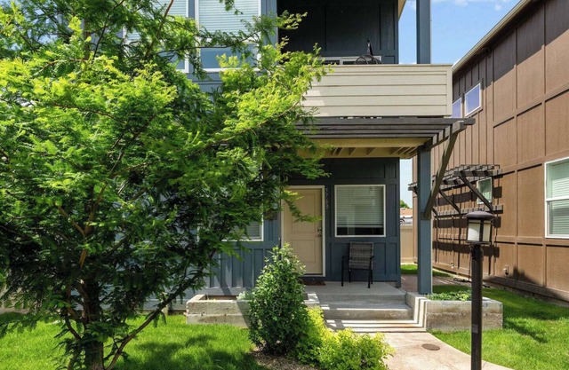 *5763* Two Bedroom and 2 Bathroom, Centrally Located.