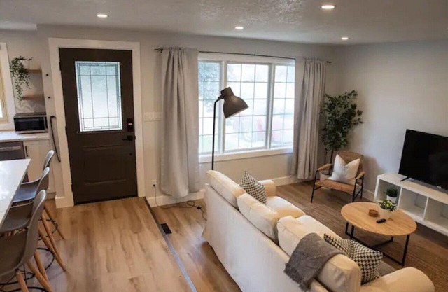 5Bd/2Ba Luxe Family Home - WIFI, Parking