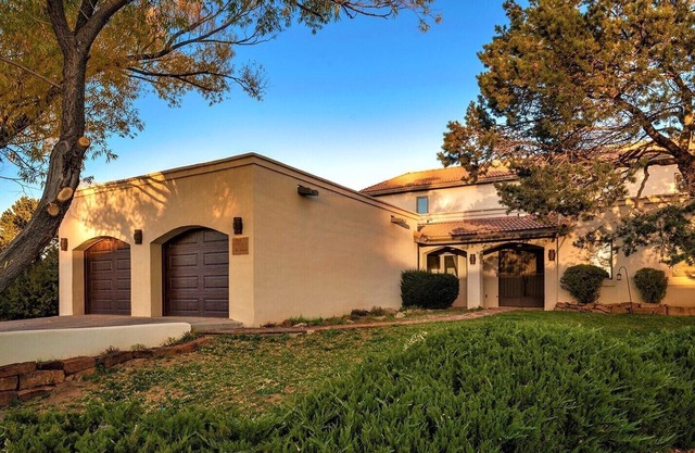 5bd, 3.5bath home - family & pet friendly,11 min to downtown area, fireplaces