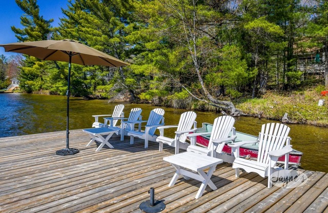 5bdrm 4bath beautiful cottage on Gull Lake! SW exposure! Sunsets! Muskoka Room!