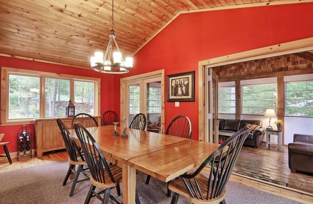 5bdrm, 4bath, Boathouse, 2 bdrm Bunkie, all day sun!